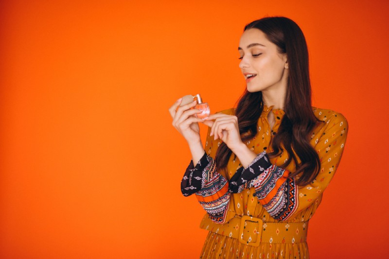 Une femme mettant un parfum