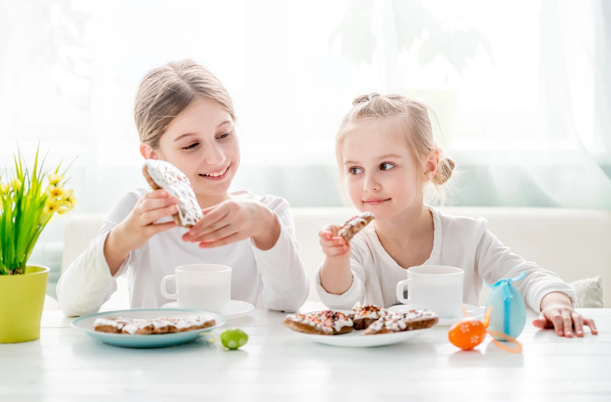 des enfants qui mangent des gâteaux le matin