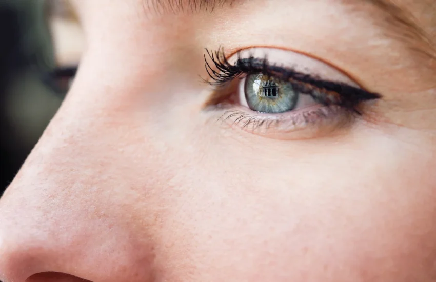 Une femme qui porte un trait eye liner yeux tombant