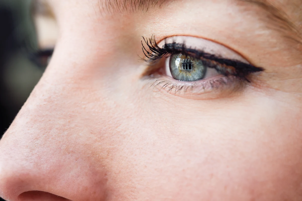 Une femme qui porte un trait eye liner yeux tombant
