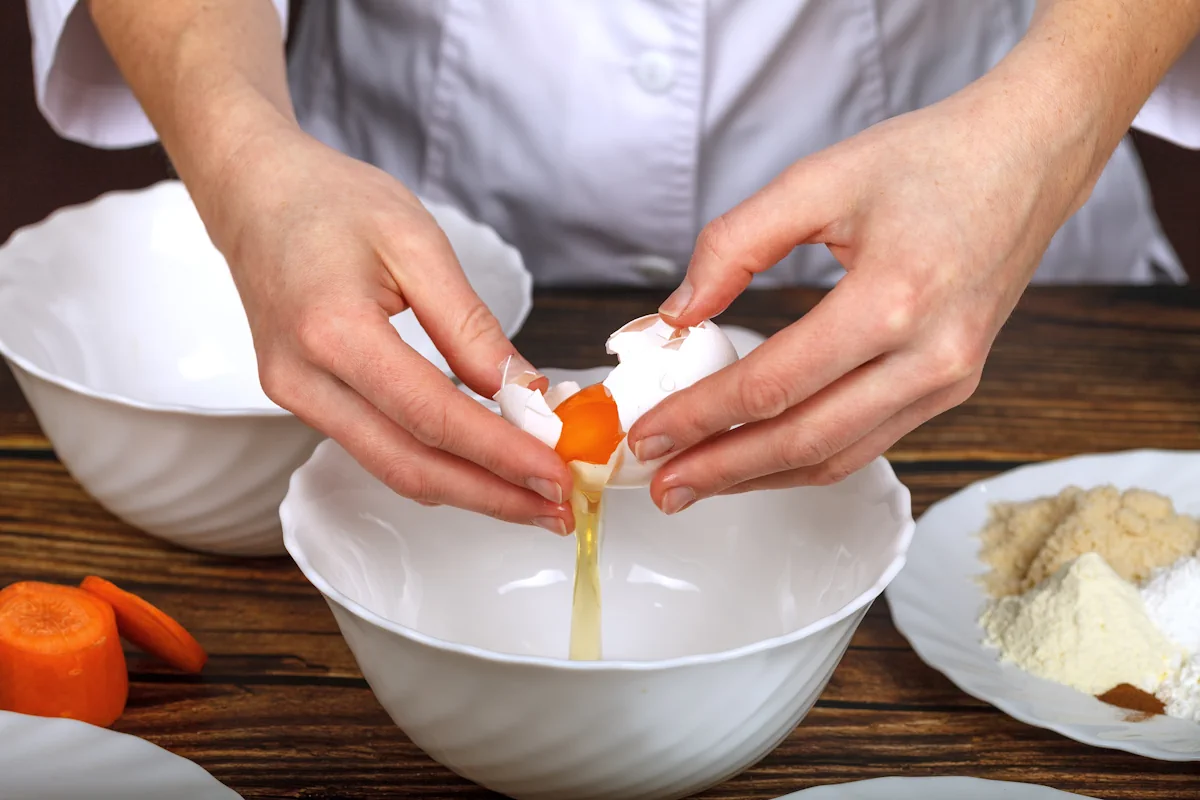 Une personne qui prépare un carrot cake
