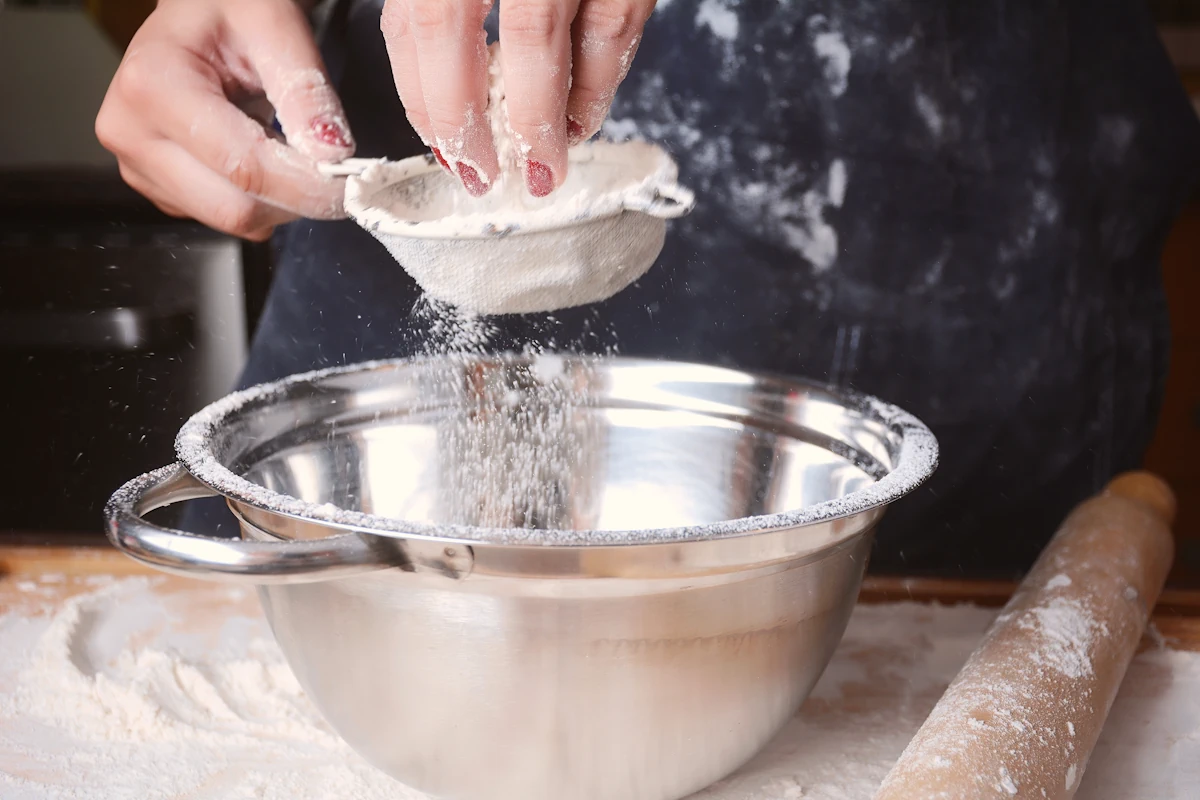 Une personne qui prépare une pâtisserie sans sucre