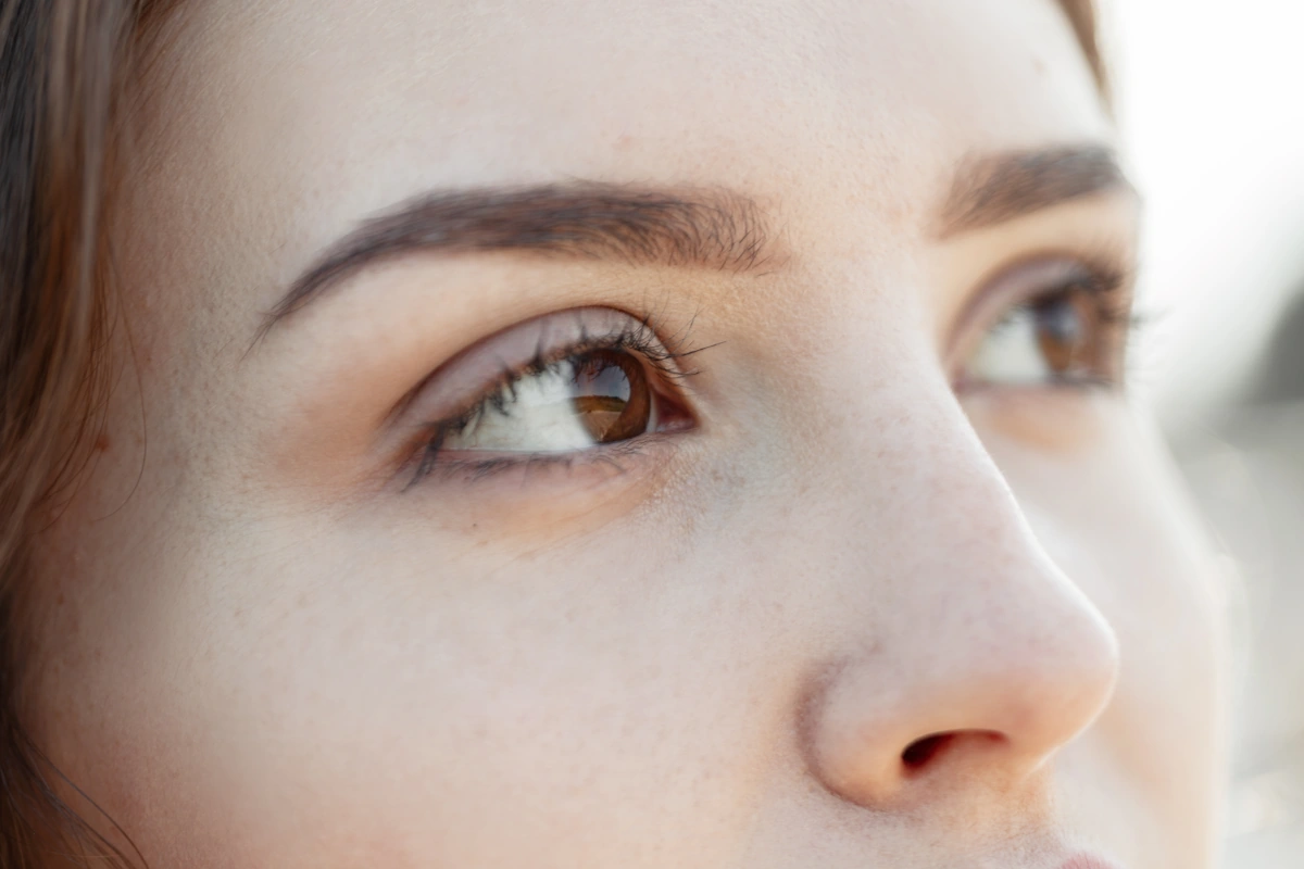 Une femme à la peau claire avec les sourcils marrons