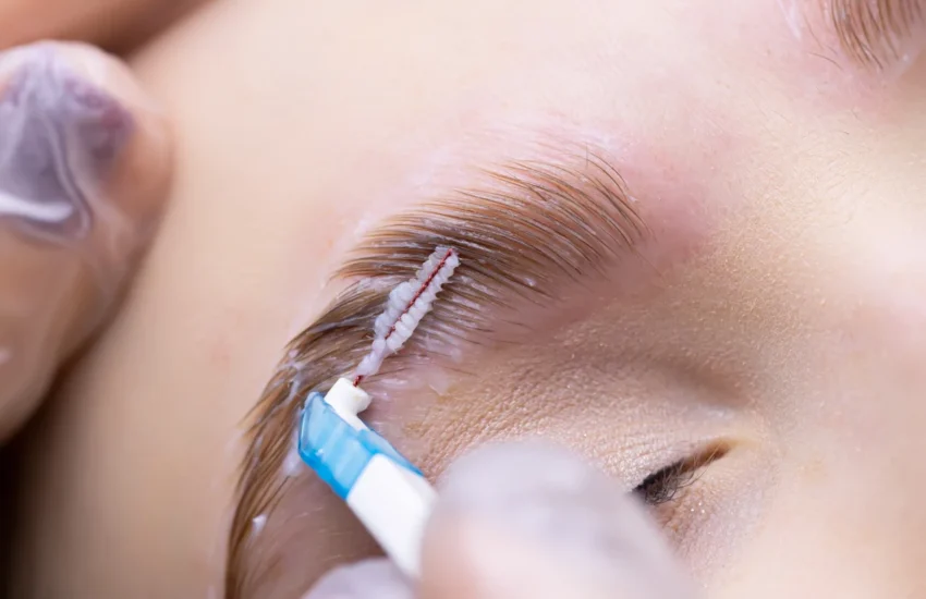 Une personne qui subit un soin pour éclaircir les sourcils