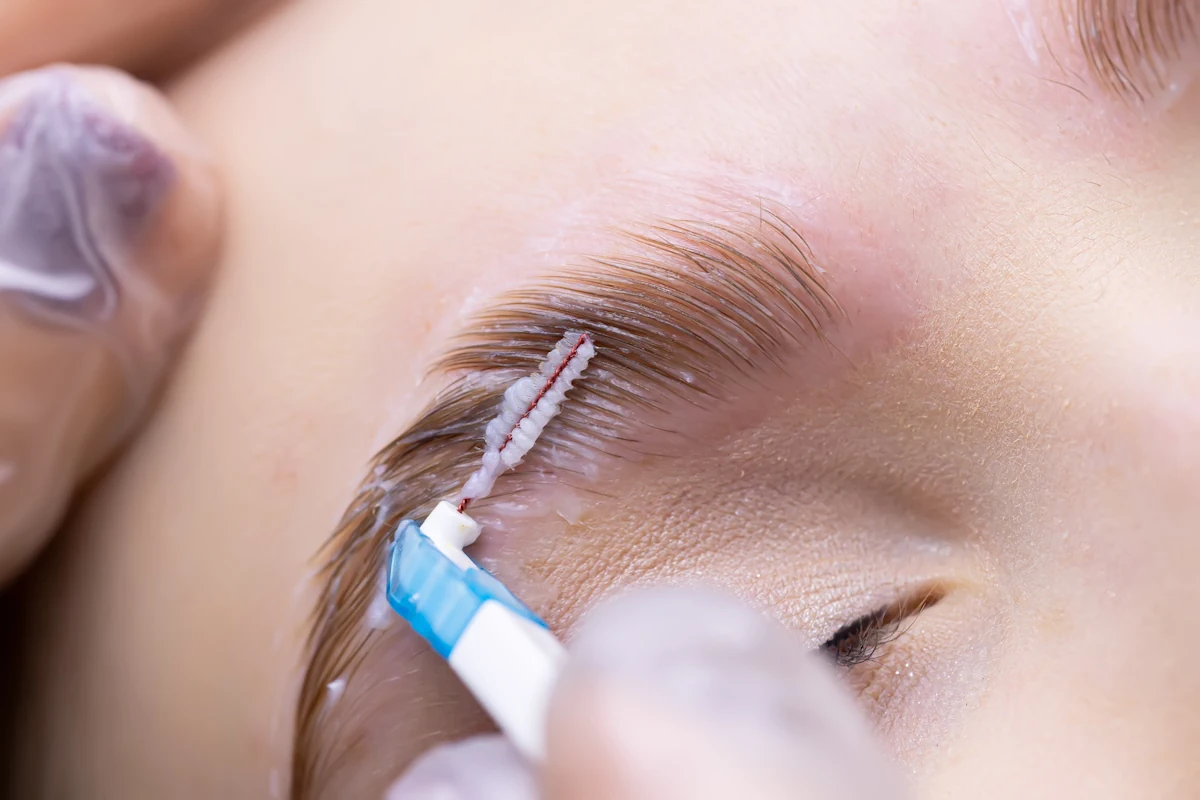 Une personne qui subit un soin pour éclaircir les sourcils