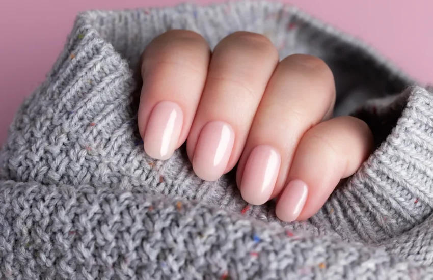 Une personne qui montre la forme de ses ongles