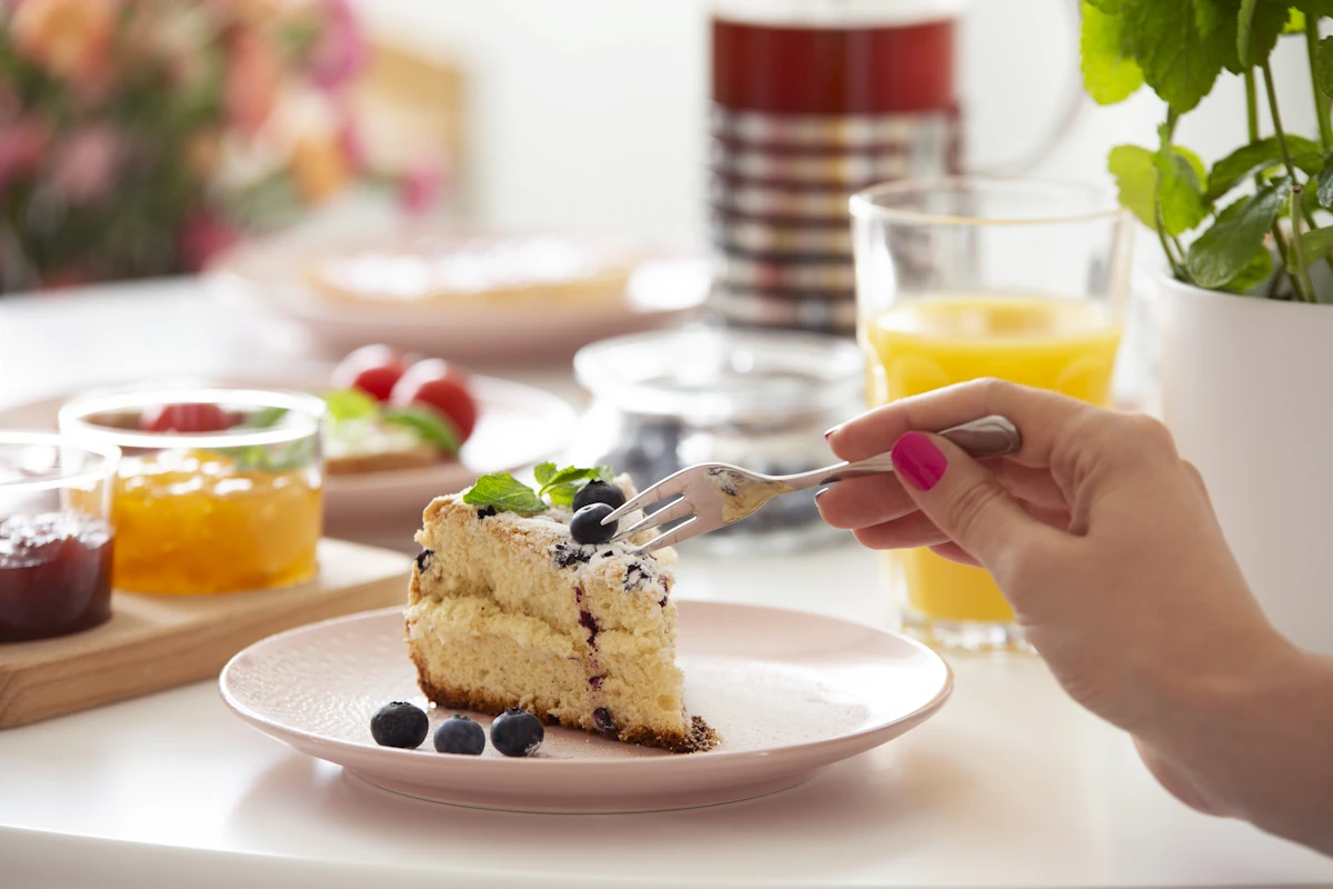 Une personne qui mange un gâteau healthy petit dej
