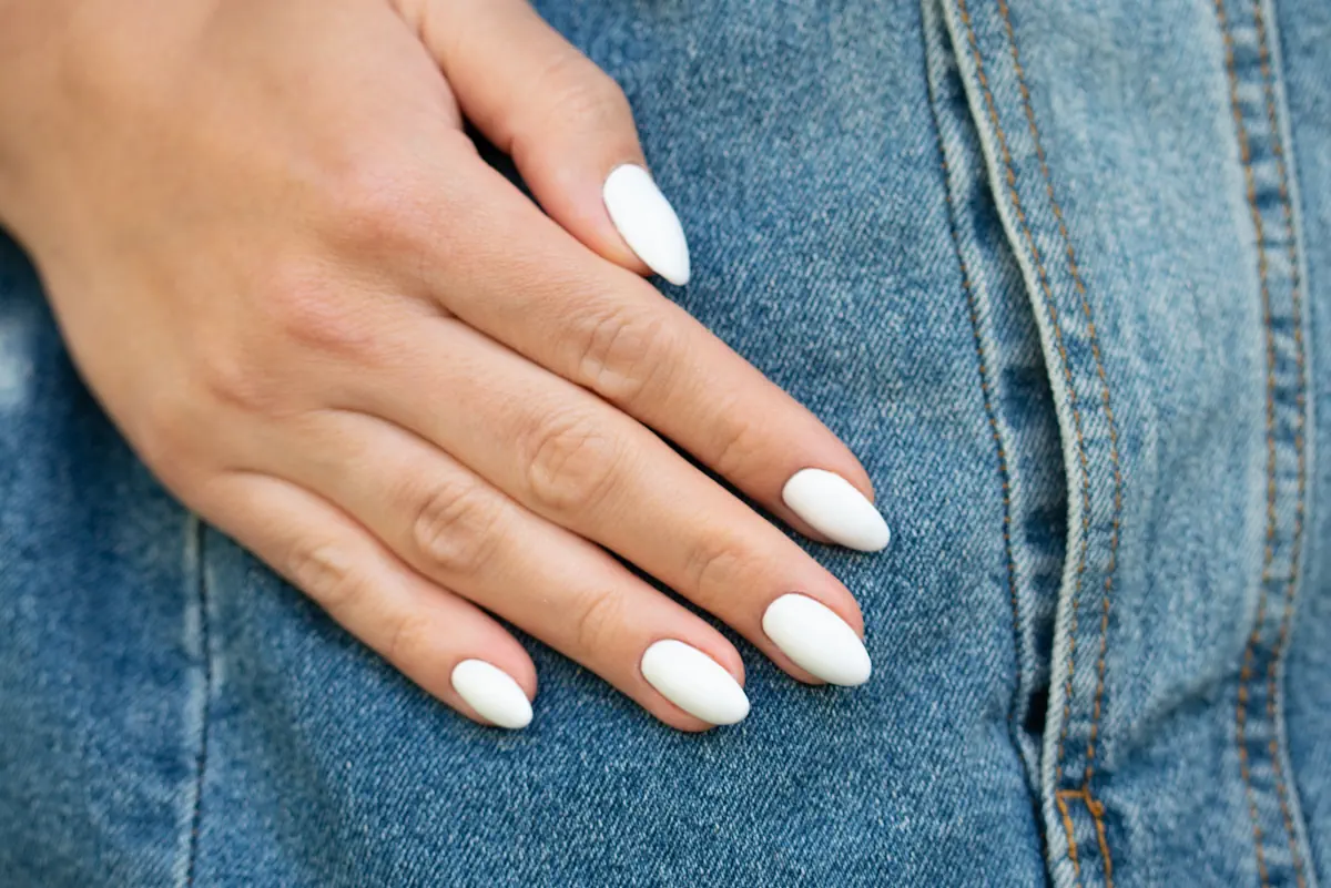 Une main avec des ongles en amande