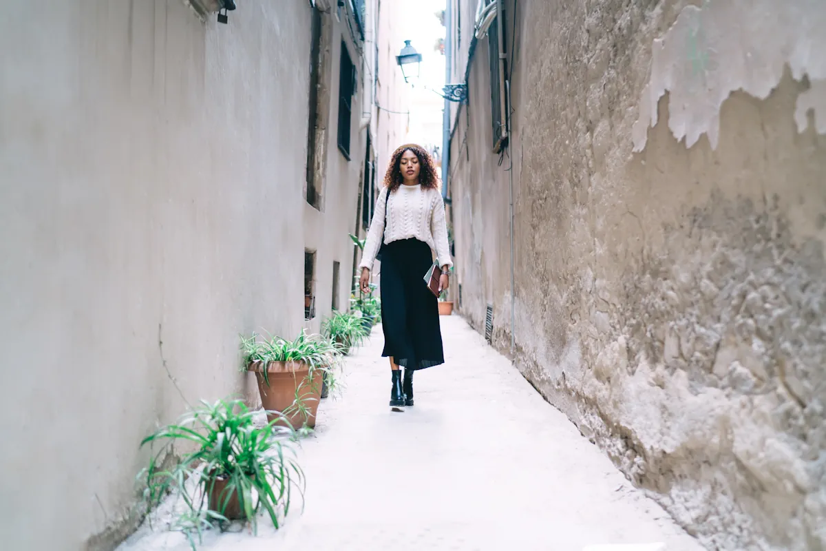 Une femme qui porte une jupe longue en hiver
