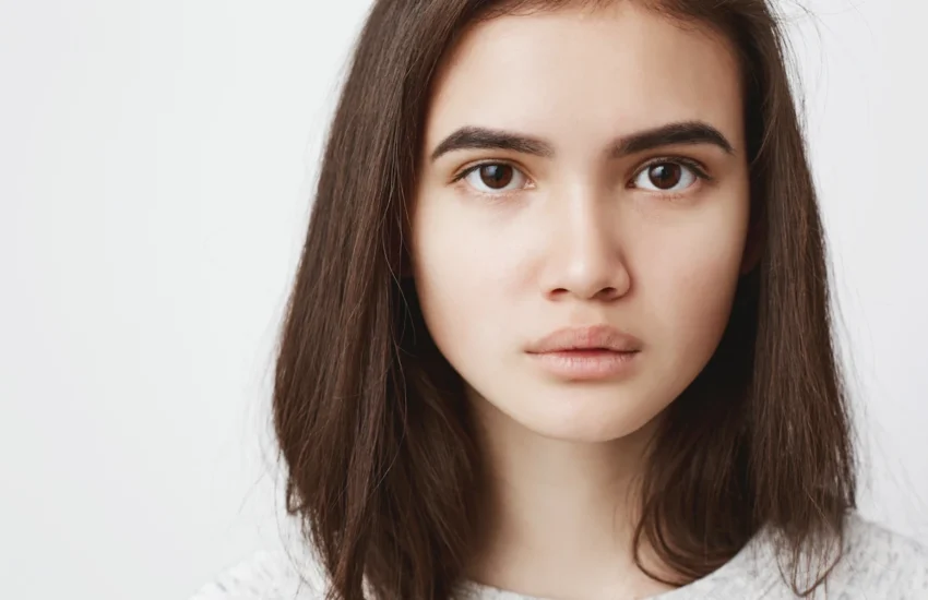 Une femme avec des sourcils de la même couleur que ses cheveux