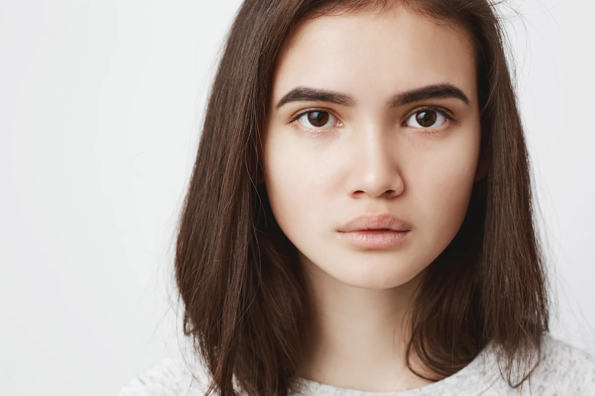 Une femme avec des sourcils de la même couleur que ses cheveux