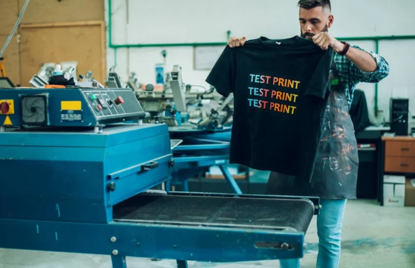 Un homme qui fait de l'impression textile